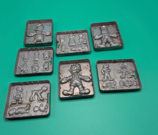 cropped-PXL_20260928_191431540-scaled-1.jpg Set of 7 Marx Disney Doodles metal Molds - Image 1